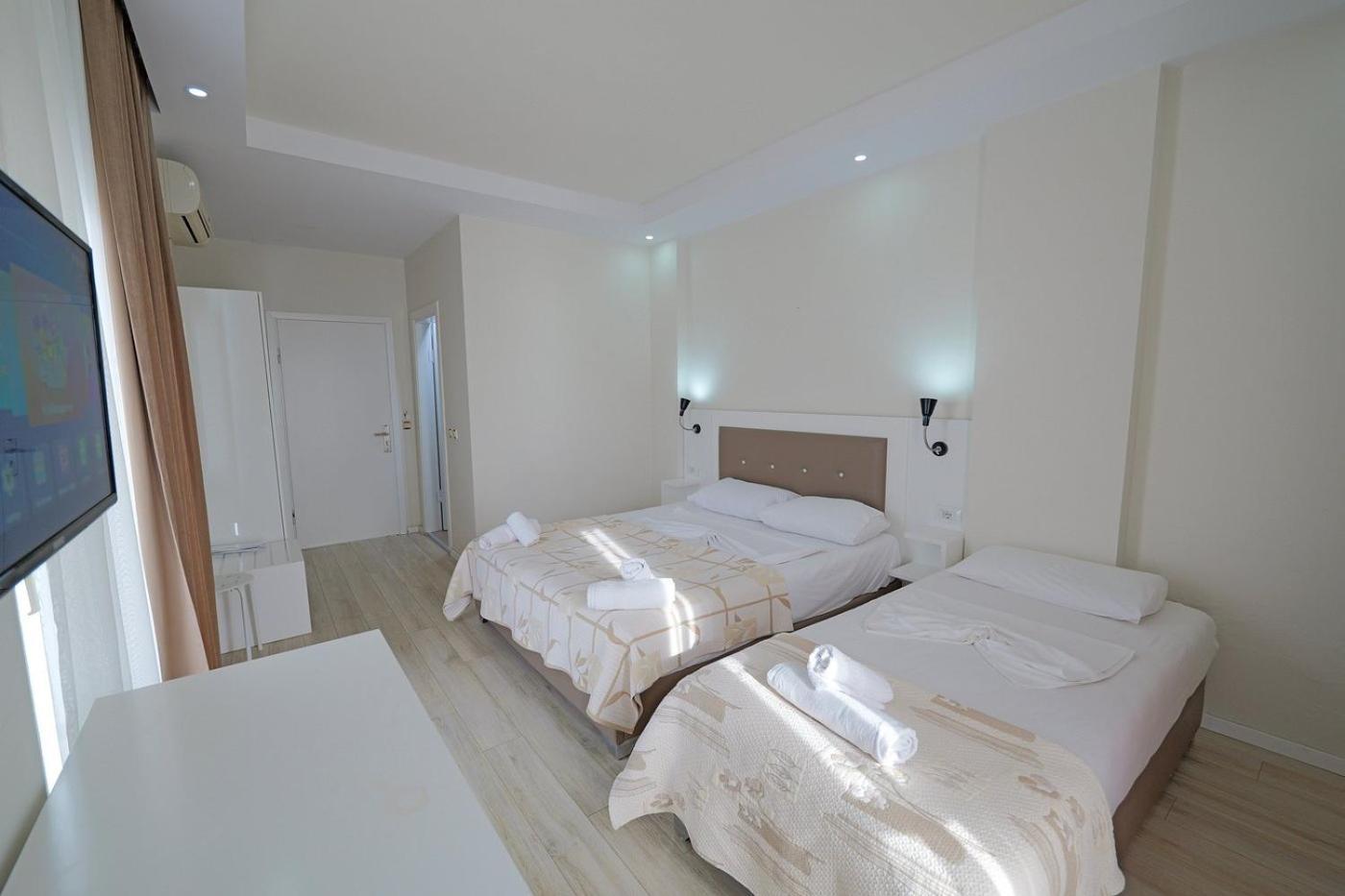 Helia Seaside Hotel Sarande Exterior photo